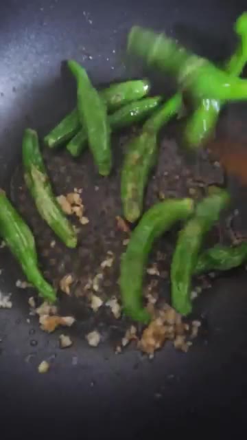 꽈리고추는 팬에 넣고 살짝 볶는다. — 고기만큼 맛있는 10,000원 두부 요리, 두부 스테이크와 꽈리고추구이