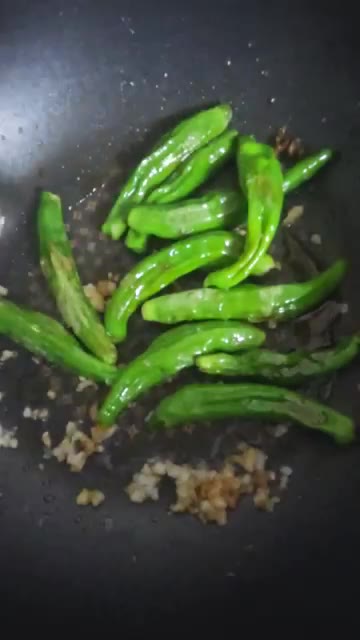 구운 두부 스테이크 위에 소스를 뿌리고 꽈리고추와 함께 접시에 담아낸다. — 고기만큼 맛있는 10,000원 두부 요리, 두부 스테이크와 꽈리고추구이