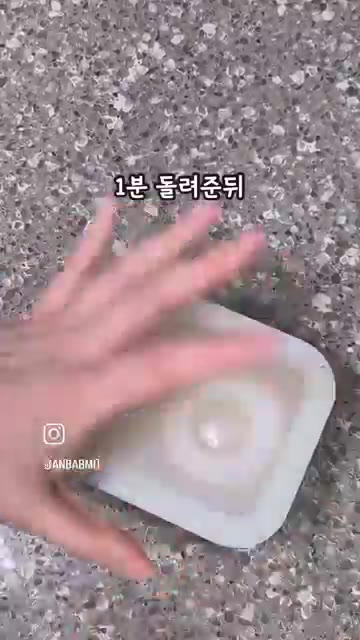 물 2큰술, 마요네즈 1큰술을 넣고 달걀물을 잘 풀어준다. — 초간단 마요네즈 달걀찜 레시피
