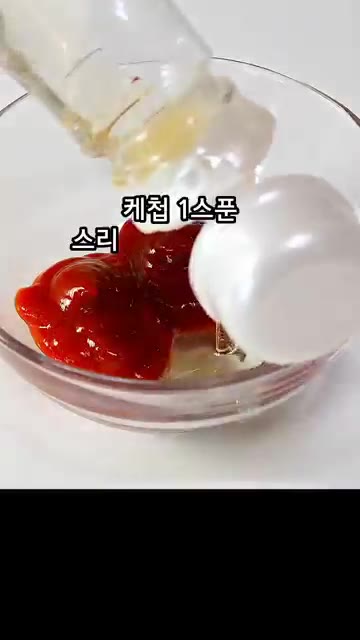 어묵이 구워지는 동안 케첩 1큰술, 스리라차 소스 1큰술, 알룰로스… — 10분 컷 극락 간식! 어묵 치즈롤