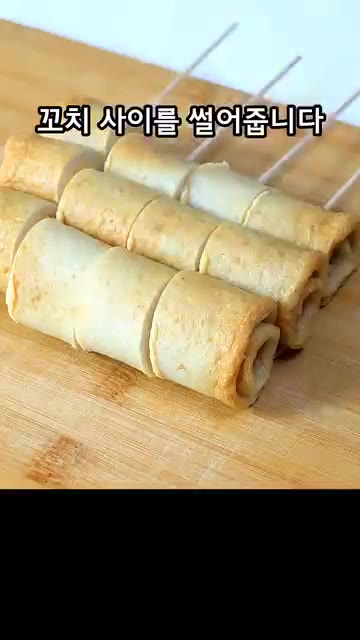 완성된 어묵 치즈롤을 소스에 찍어 맛있게 즐깁니다. — 10분 컷 극락 간식! 어묵 치즈롤