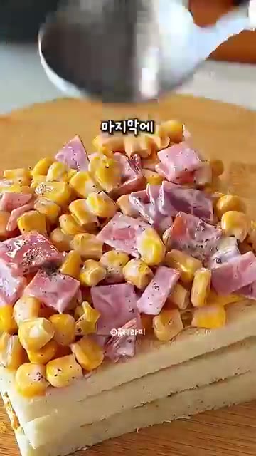 식빵 3장을 겹쳐 올리고 슬라이스 치즈를 한 장 올린다. — 아침 대용으로 최고! 고급 브런치 카페 비법 콘치즈 샌드위치 만들기