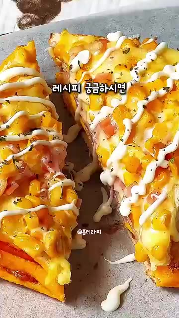 노릇하게 구워진 샌드위치를 반으로 잘라 완성한다. — 아침 대용으로 최고! 고급 브런치 카페 비법 콘치즈 샌드위치 만들기