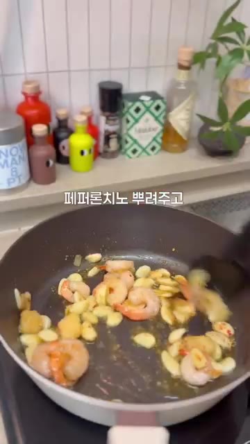 팬에 올리브 오일을 두르고 마늘을 넣어 향을 낸다. — 짜파게티 대회 1등 레시피
