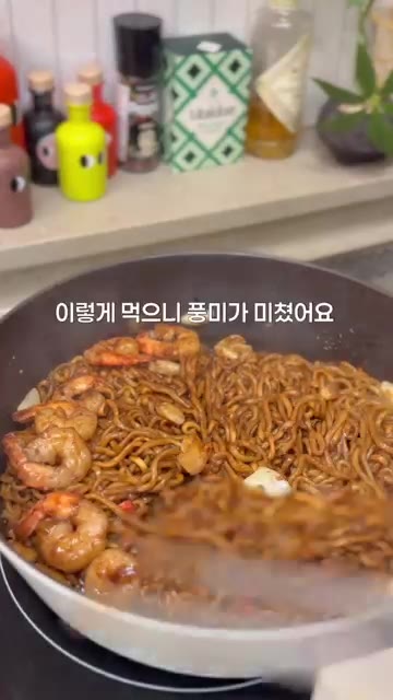 짜파게티 스프와 유성 스프를 넣고 면과 함께 볶아준다. — 짜파게티 대회 1등 레시피