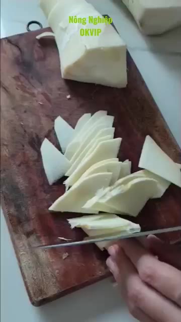 삶아서 온 죽순을 썰어줍니다. — 죽순 이렇게 먹어요