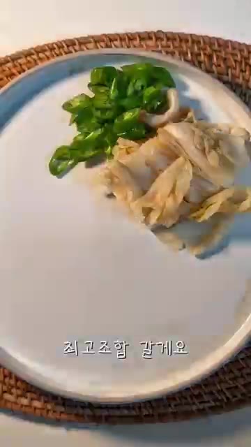 참깨를 뿌려주세요. — 광어깻잎무침: 5분 만에 만드는 초간단 광어회 요리