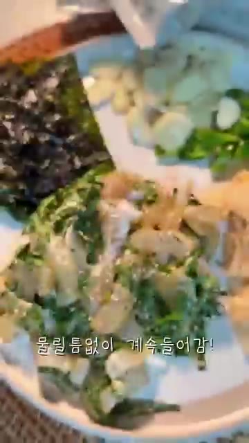 준비된 마늘, 고추, 묵은지와 함께 핵땡초맛김에 싸서 맛있게 드세요. — 광어깻잎무침: 5분 만에 만드는 초간단 광어회 요리