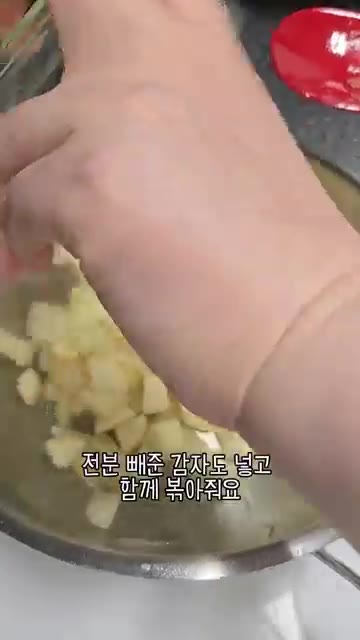 볶은 양파를 건져 물에 담갔다가, 전분 뺀 감자를 넣고 함께 볶아줍니다. — 우리 엄마 초간단 요리 돼지고기 다짐육 카레!