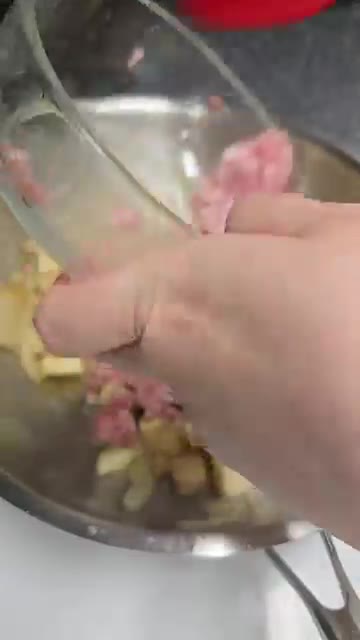 볶던 재료에 돼지고기 다짐육을 넣고 볶아줍니다. 다짐육으로 하면 부… — 우리 엄마 초간단 요리 돼지고기 다짐육 카레!