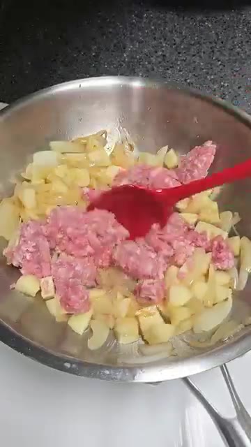 맛술 한 큰술을 넣고 함께 볶아줍니다. — 우리 엄마 초간단 요리 돼지고기 다짐육 카레!