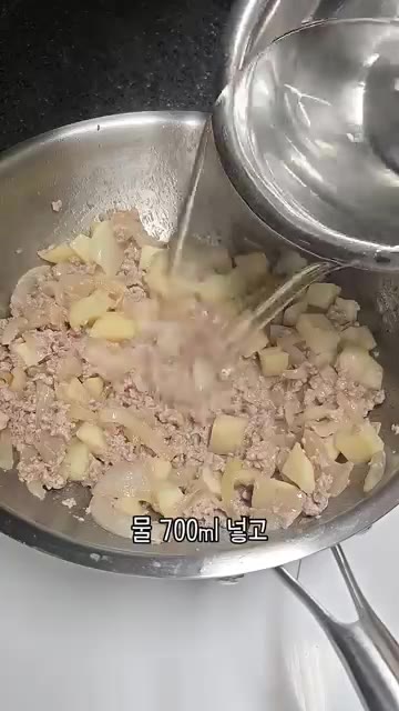 물 700ml를 넣고 끓여줍니다. — 우리 엄마 초간단 요리 돼지고기 다짐육 카레!