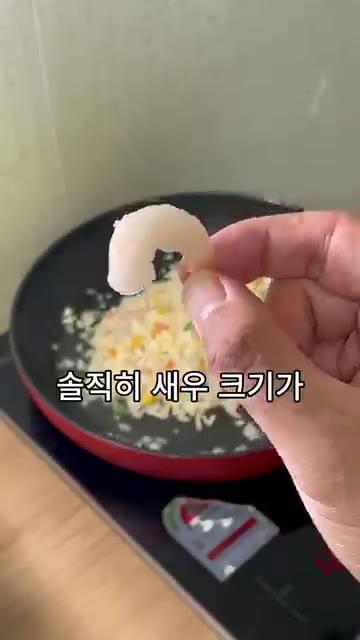 팬에 올리브유를 두르고 냉동 새우볶음밥을 넣어 달달 볶아줍니다. — 5분 컷 황금 새우볶음밥 레시피 (냉동 볶음밥 활용)