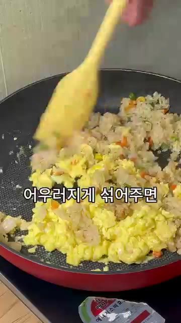 버터 스크램블과 간장 양념이 된 볶음밥을 고루 섞어 볶아줍니다. 버… — 5분 컷 황금 새우볶음밥 레시피 (냉동 볶음밥 활용)