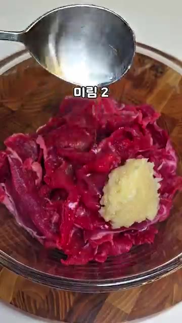 볼에 불고기용 소고기 300g, 설탕 1/2, 배음료 2, 다진 마… — 이번 추석은 이거다! 재우지 않는 급식대가 소불고기