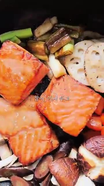 연어와 채소를 잠시 꺼내고, 같은 팬에 청주, 미림, 진간장, 식초… — 연어, 매번 구워 먹기만 하셨나요? 단짠 종결 연어 데리야끼 레시피