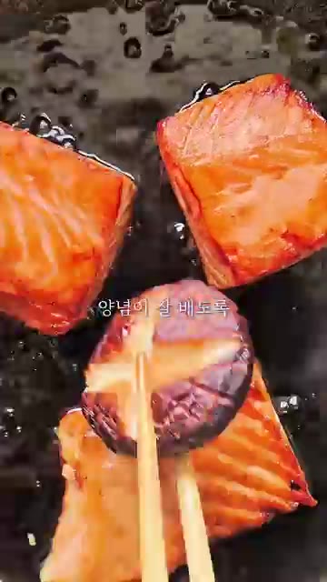 양념이 잘 배도록 자작하게 졸여줍니다. — 연어, 매번 구워 먹기만 하셨나요? 단짠 종결 연어 데리야끼 레시피