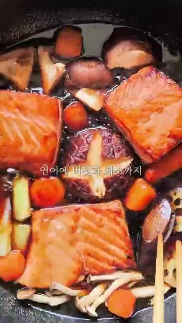 윤기가 자르르 흐르는 맛있는 연어 데리야끼가 완성되었습니다. — 연어, 매번 구워 먹기만 하셨나요? 단짠 종결 연어 데리야끼 레시피