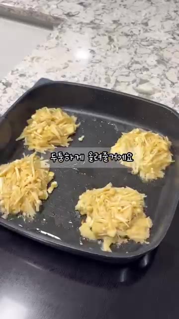 달군 팬에 기름을 넉넉히 두르고 반죽을 두툼하게 올려주세요. — 식감도 맛도 좋은 팽이버섯 너겟 레시피