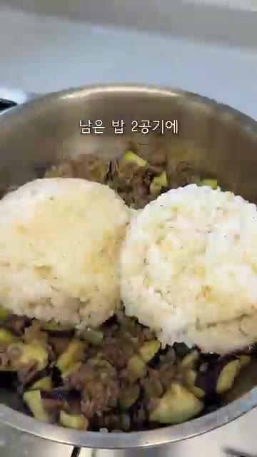 썰어둔 가지와 솥밥 소스(참치액 2스푼, 굴소스 1스푼, 알룰로스… — 남은밥으로 10분컷 소고기가지솥밥