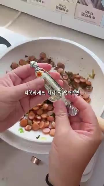 간장, 맛술, 야채육수를 넣고 볶다가 라꽁비에뜨 버터 1개를 넣는다. — 유초딩입맛 환장할 소세지덮밥 레시피