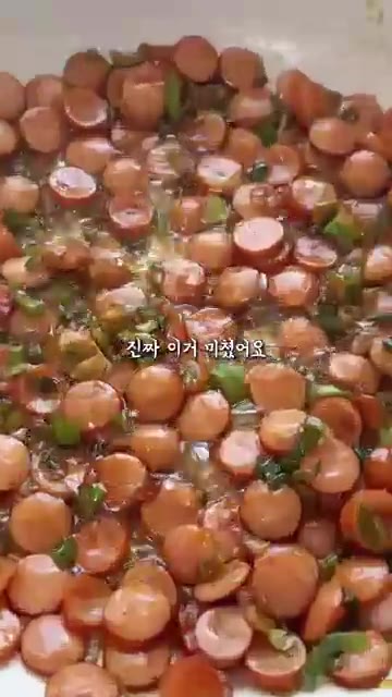 올리고당을 넣어 단맛을 살짝 더한 후 마무리한다. — 유초딩입맛 환장할 소세지덮밥 레시피