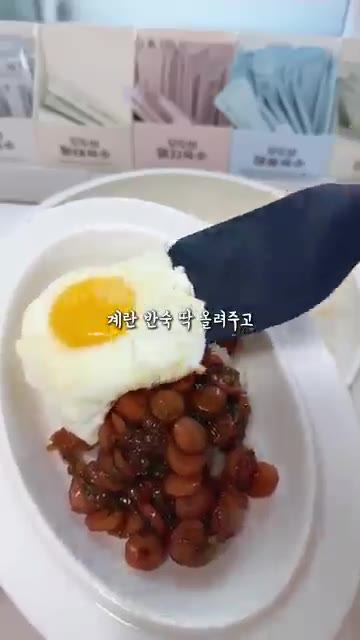 밥 위에 볶은 소세지를 올리고 계란 프라이와 버터 조각을 얹어 완성한다. — 유초딩입맛 환장할 소세지덮밥 레시피