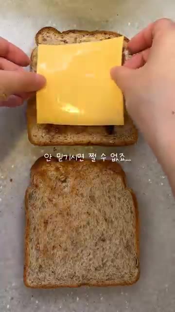 식빵을 팬에 노릇하게 굽는다. — 전 샌드위치 알바생의 밤티 에그마요 샌드위치 레시피💛