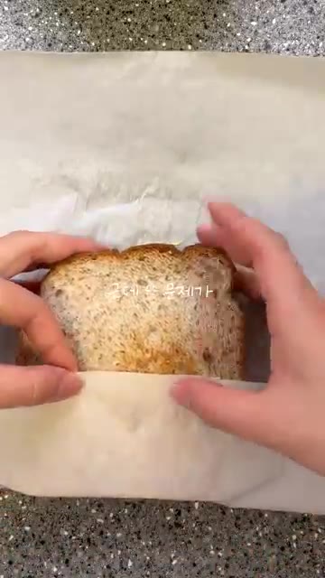 구운 식빵 한 면에 잼을 바르고 치즈를 올린다. — 전 샌드위치 알바생의 밤티 에그마요 샌드위치 레시피💛