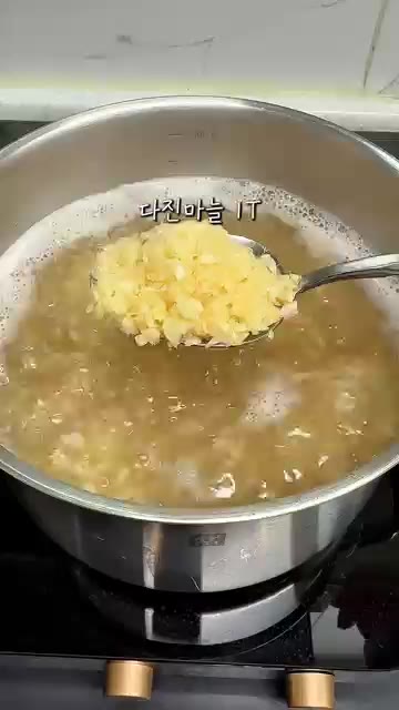 기름 뺀 참치 1캔을 넣고 끓인다. — 술 마신 다음 날, 무조건 '이 죽' 드세요! (초간단 참치죽)