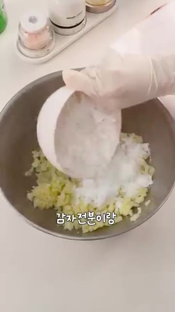 감자 2개는 껍질을 벗겨 작게 썰어 전자레인지에 7분 정도 익힌 후… — 너무 쉬워서 깜짝 놀란, 비빔감자