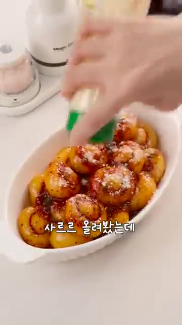 마지막으로 파마산 치즈를 뿌려주면 완성이다. 취향에 따라 치즈를 꼭… — 너무 쉬워서 깜짝 놀란, 비빔감자