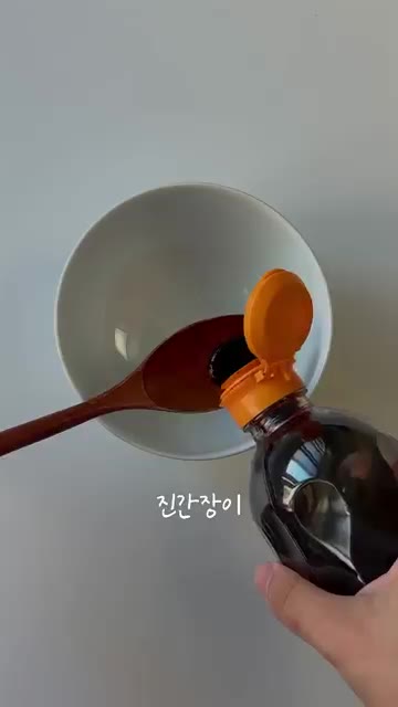 볼에 다진 돼지고기를 넣고 다진 마늘, 후추, 소금을 약간 넣어 밑… — 할머니의 역대급 레시피✨ 초간단 두부짜글이
