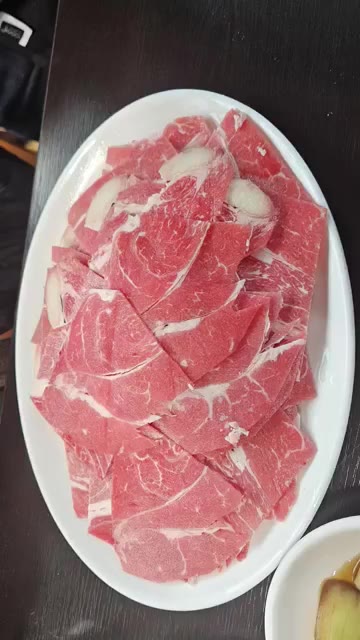 냄비에 육수를 붓고 버섯과 채소를 넣어 끓인다. — 맛있는 버섯 전골