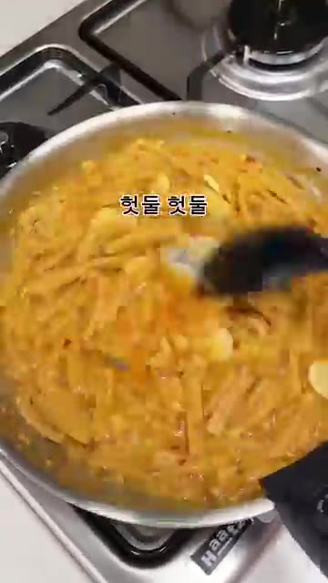 불을 끄고 버터와 명란을 넣어 잘 섞어준다. — 원팬 명란 파스타 레시피