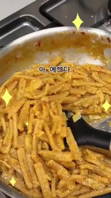 새콤한 맛을 위해 레몬즙을 뿌려준다. — 원팬 명란 파스타 레시피