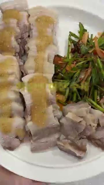 썰어둔 수육 위에 마늘 소스를 뿌려 완성합니다. — 마늘 좋아한다면 이렇게 먹어보자!! #수육 #마늘소스 #요리 #쉬운레시피 #삼겹살