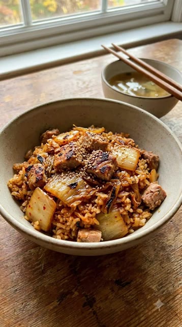 참치와 밥, 고춧가루를 넣고 모든 재료가 잘 섞이도록 볶는다. — 점심 반찬 고민 끝! 식당 불맛 참치 묵은지 볶음밥 종이컵 황금비율