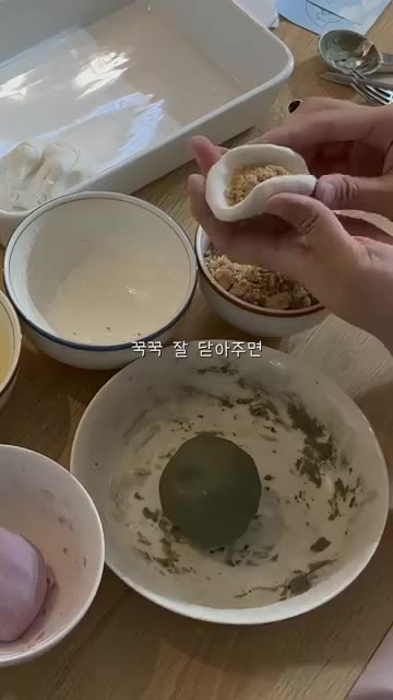 숙성된 반죽을 잘 펴서 깨소를 넣고 꾹꾹 잘 달아준다. — 알록달록 귀여운 송편 만들기