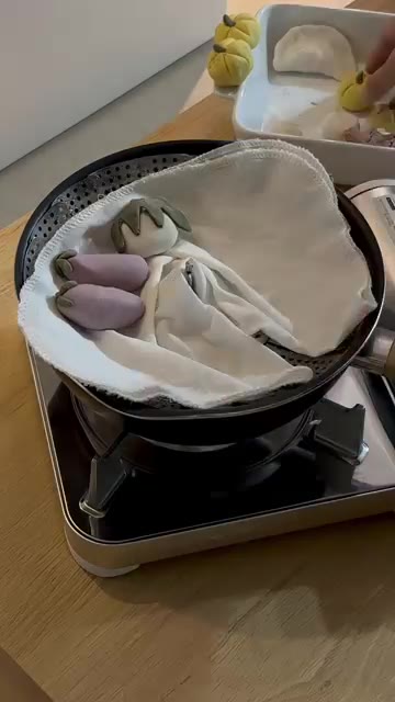 찜기에 면보를 깔고 빚은 송편들을 차곡차곡 올려준다. 20분간 쪄준다. — 알록달록 귀여운 송편 만들기