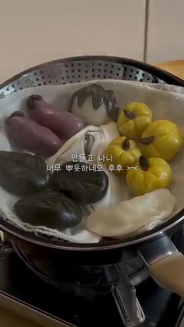 쪄낸 송편에 참기름을 발라준다. — 알록달록 귀여운 송편 만들기