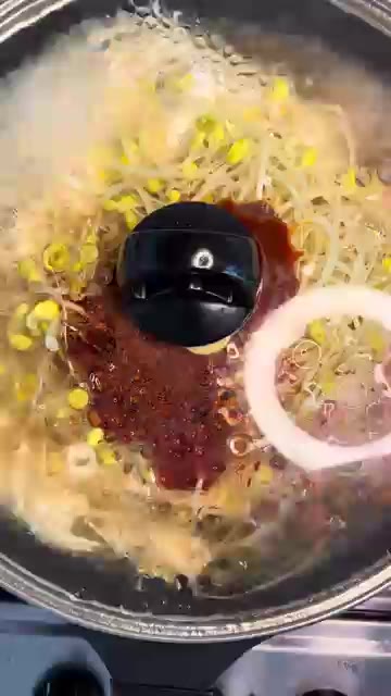 센 불에서 팔팔 끓이다가 콩나물 숨이 죽으면 뚜껑을 열고 끓여주세요. — 🍲밖에서 사 먹을 필요 없는 초간단 부대찌개🔥