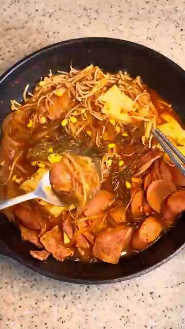 얼큰하고 진한 국물에 햄이 너무 맛있어요! 케첩을 넣으면 베이크드… — 🍲밖에서 사 먹을 필요 없는 초간단 부대찌개🔥