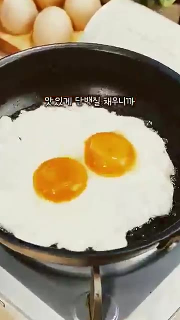 밥 위에 썰어둔 목살, 계란 프라이, 채소를 올려 차슈덮밥을 완성합니다. — 겉바속촉 단짠단짠 목살구이 차슈덮밥 레시피