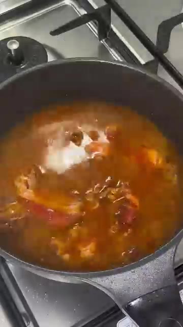 팬에 우삼겹과 된장, 고추장을 넣고 10초간 볶아줍니다. — 든든한 한끼로 된장술밥 어때요???