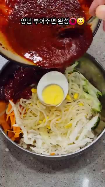 준비한 양념장을 듬뿍 부어주면 완성입니다. — 분식집 쫄면 양념장 레시피