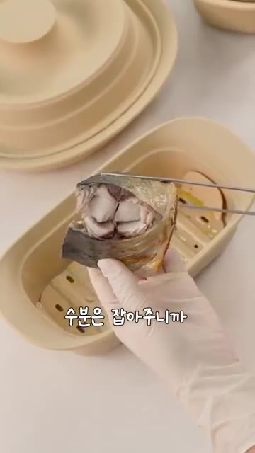 기름은 아래로 빠지고 수분은 잡혀 촉촉하고 담백하게 완성된다. — 전자레인지로 뚝딱! 촉촉하고 담백한 한 끼 완성
