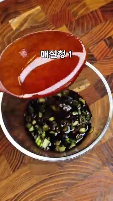 쪽파를 송송 썰어 그릇에 담고 간장 2큰술, 매실청 1큰술, 고춧가… — 성시경 살 뺄 때 먹는 연두부
