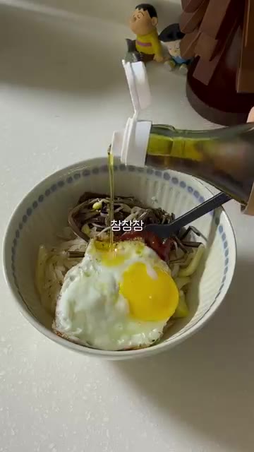 맛있게 비벼진 나물 비빔밥을 한 입 크게 떠서 먹는다. — 명절 나물 비빔밥 만들기