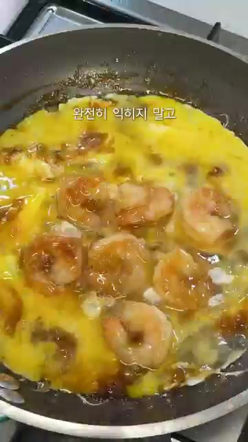 계란 2개를 풀어 넣고 완전히 익기 전 촉촉할 때 불을 꺼주세요. — 온가족 한그릇 뚝딱하는 초간단 계란새우덮밥